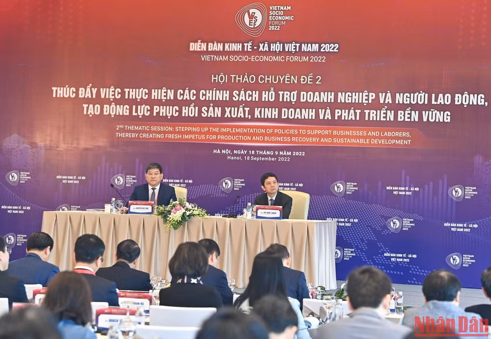 Hội thảo chuyên đề 2 với chủ đề “Thúc đẩy thực hiện các chính sách hỗ trợ doanh nghiệp và người lao động, tạo động lực phục hồi sản xuất, kinh doanh và phát triển bền vững”.