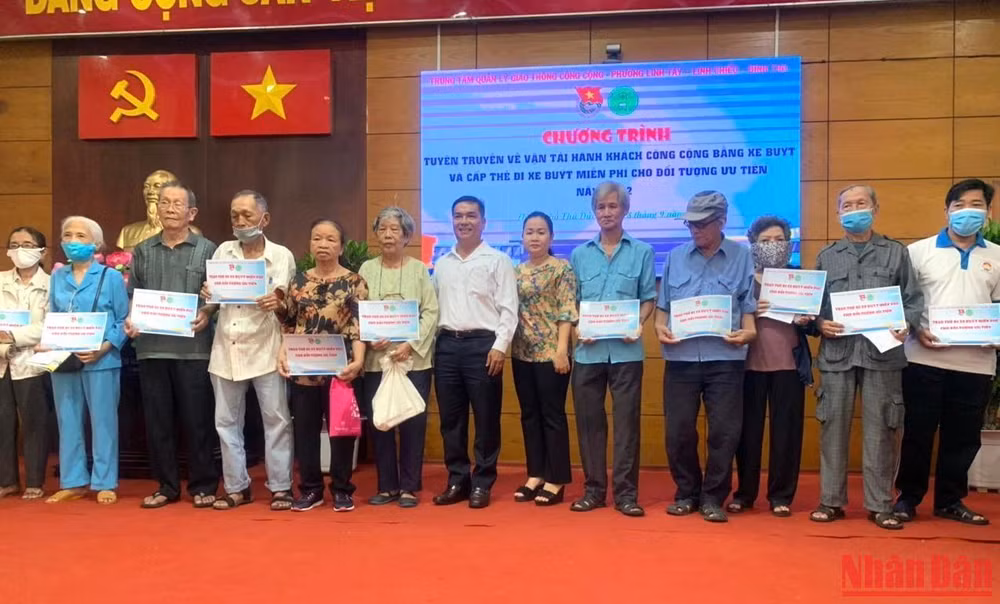 Người già trên 70 tuổi được Trung tâm Quản lý Giao thông công cộng Thành phố Hồ Chí Minh phát thẻ đi xe buýt miễn phí.