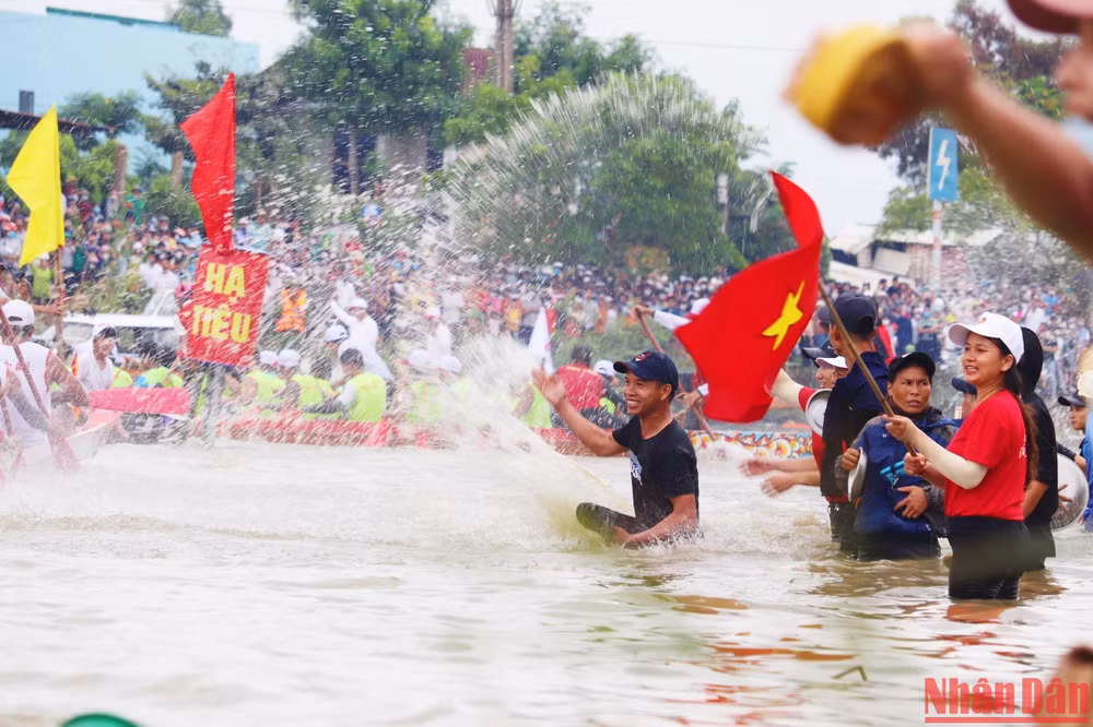 Nhiều người lao xuống sông để cổ vũ cho các vận động viên. Nhiều người lao xuống sông để cổ vũ cho các vận động viên.
