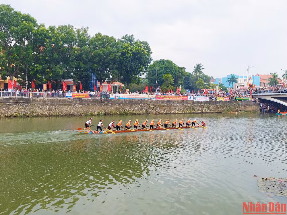 Trong khi đó, các thuyền đua nữ lao tách tốp, những thuyền đi đầu lao nhanh về đích trên đường đua dài 18km. Trong khi đó, các thuyền đua nữ lao tách tốp, những thuyền đi đầu lao nhanh về đích trên đường đua dài 18km.