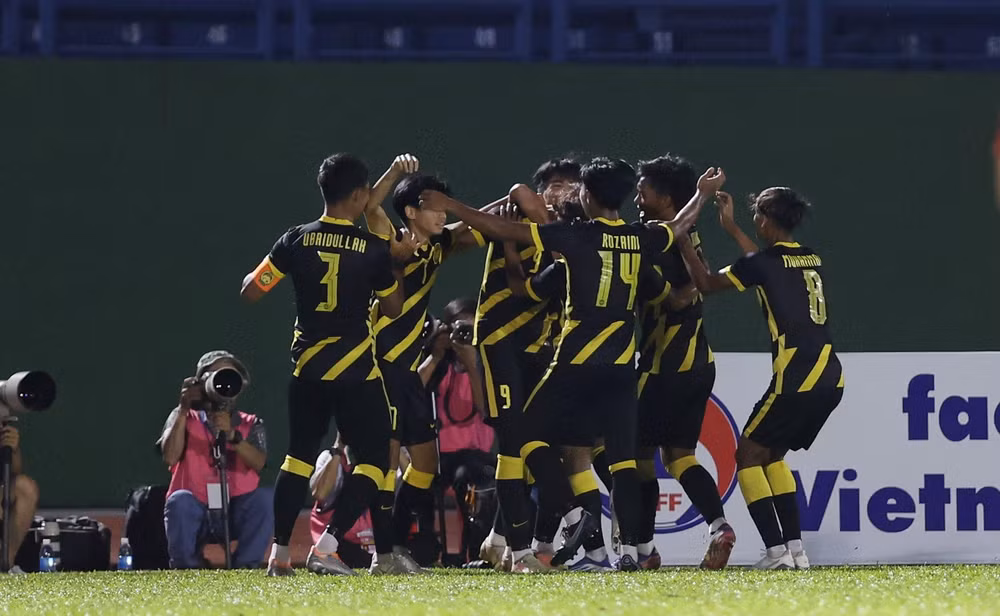 Các cầu thủ Malaysia ăn mừng bàn thắng sớm vào lưới U19 Việt Nam. (Ảnh: VFF) Các cầu thủ Malaysia ăn mừng bàn thắng sớm vào lưới U19 Việt Nam. (Ảnh: VFF)