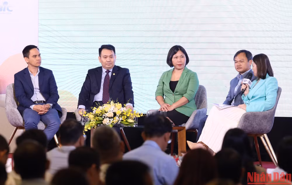 Các đại biểu tham gia thảo luận tại diễn đàn “Cách tân công nghiệp 2022”. 