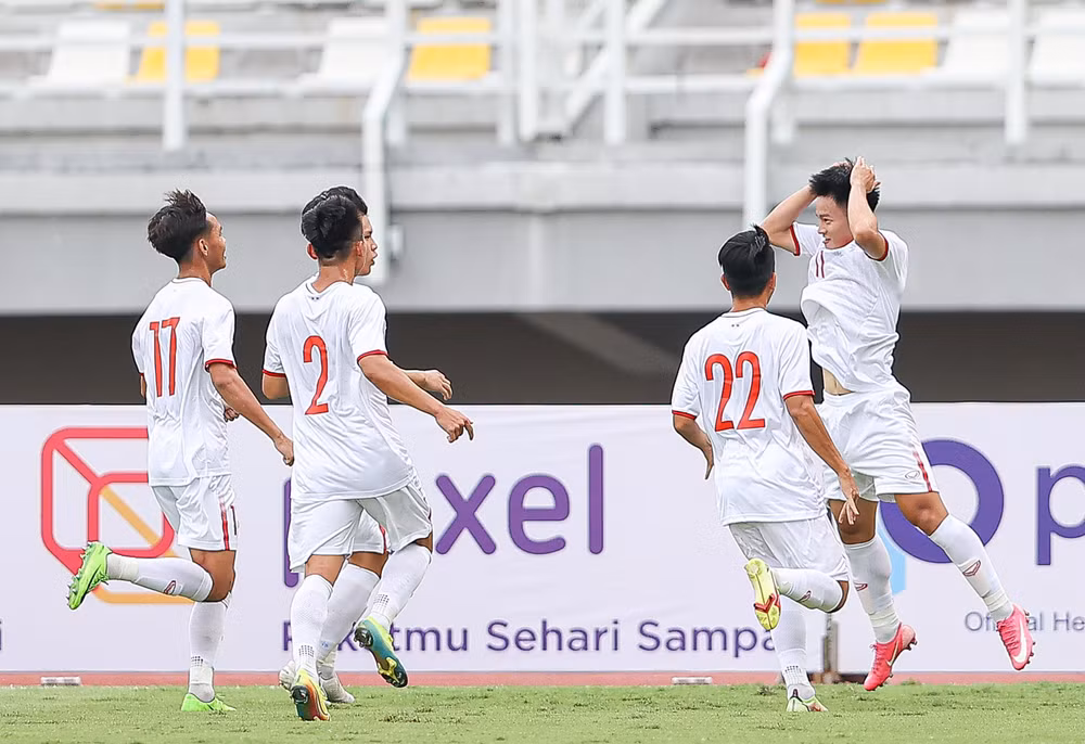 Các cầu thủ U20 Việt Nam ăn mừng bàn thắng thứ hai. Các cầu thủ U20 Việt Nam ăn mừng bàn thắng thứ hai.