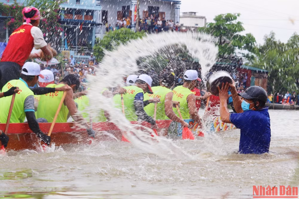 Vận động viên vục mạnh mái dầm xuống nước để đưa thuyền mình vượt lên. Vận động viên vục mạnh mái dầm xuống nước để đưa thuyền mình vượt lên.