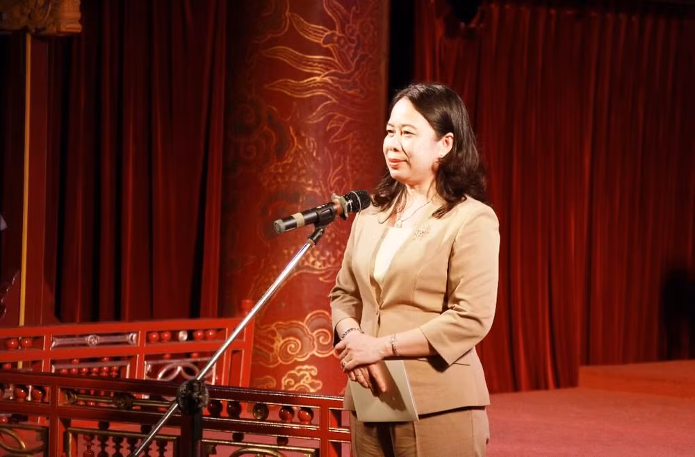 Phó Chủ tịch nước Võ Thị Ánh Xuân phát biểu với cán bộ, nhân viên Trung tâm Bảo tồn di tích Cố đô Huế tại Nhà hát Duyệt Thị Đường.