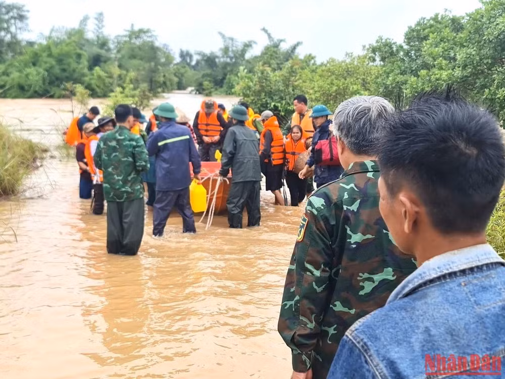 Hiện nay công tác di dời người dân và tài sản ở các vùng ngập lụt của huyện biên biên giới Ea Súp vẫn đang tiếp tục. Hiện nay công tác di dời người dân và tài sản ở các vùng ngập lụt của huyện biên biên giới Ea Súp vẫn đang tiếp tục.