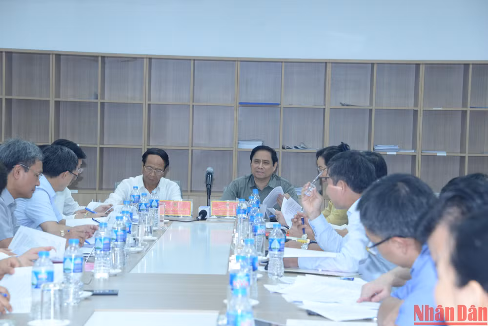 Thủ tướng Phạm Minh Chính chủ trì buổi làm việc với các bộ, ngành, cơ quan liên quan về dự án xây dựng 3 bệnh viện Trung ương tại Hà Nam. Buổi làm việc diễn ra tại Cơ sở 2 Bệnh viện Bạch Mai.