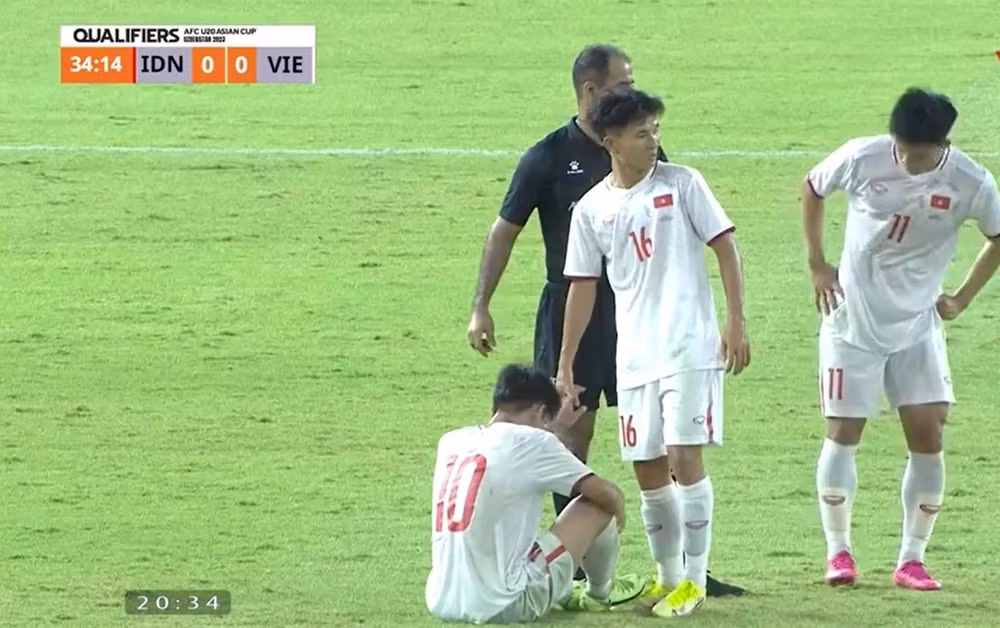 Các cầu thủ Việt Nam chịu sức ép không nhỏ từ không khí sân vận động Gelora Bung Tomo.