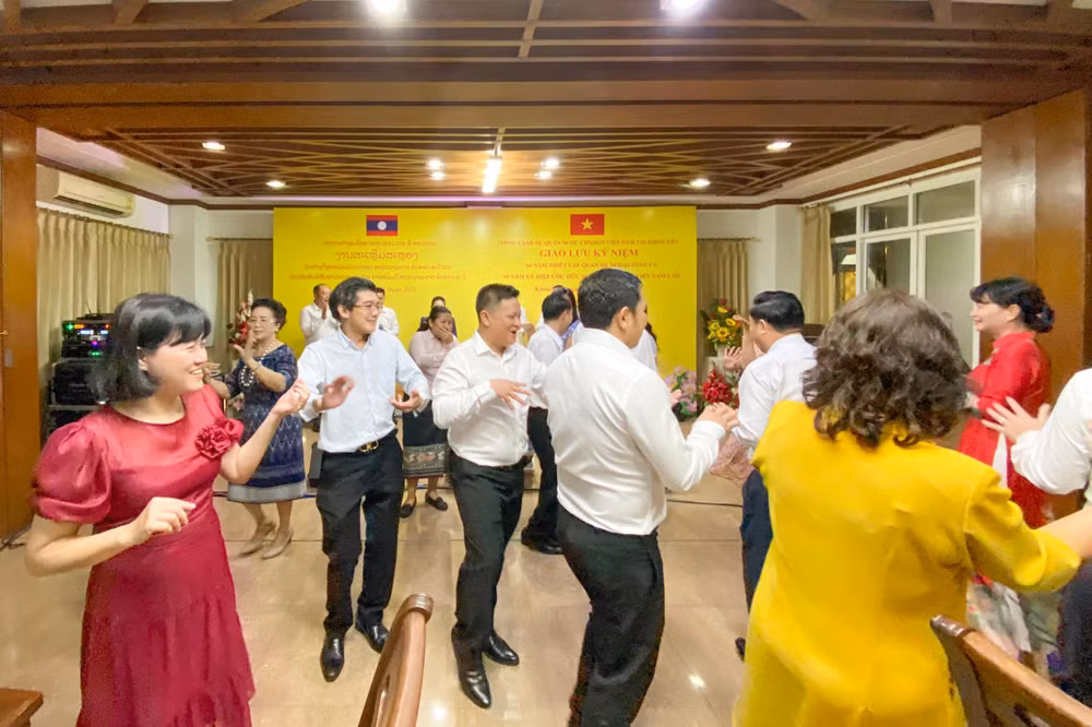 Cán bộ, nhân viên hai cơ quan cùng hòa chung điệu múa lăm vông. Cán bộ, nhân viên hai cơ quan cùng hòa chung điệu múa lăm vông.
