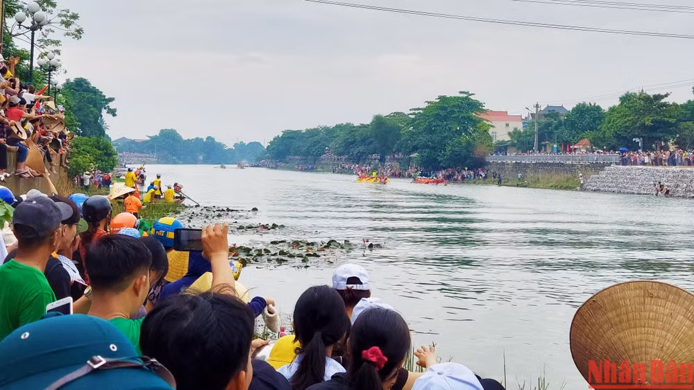 Dưới sông, các thuyền đua tranh; trên bờ, người dân cổ vũ nhiệt tình, sôi động, tạo nên không khí lễ hội phấn chấn, vui vẻ. Dưới sông, các thuyền đua tranh; trên bờ, người dân cổ vũ nhiệt tình, sôi động, tạo nên không khí lễ hội phấn chấn, vui vẻ.