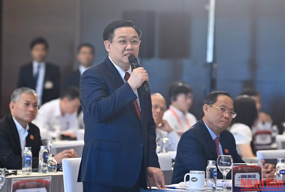 Chủ tịch Quốc hội Vương Đình Huệ phát biểu đặt câu hỏi với các đại biểu tại buổi thảo luận bàn tròn. 