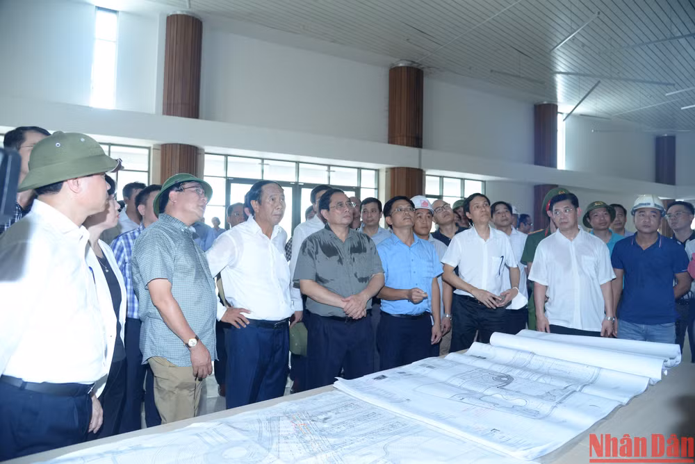 Thủ tướng cùng đoàn công tác thị sát Cơ sở 2 Bệnh viện Việt Đức.