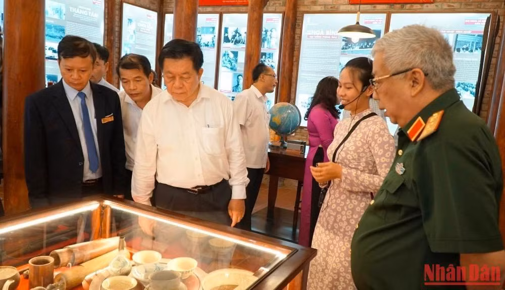 Lãnh đạo Ban Tuyên giáo Trung ương, Tỉnh ủy Thừa Thiên Huế và các ban, ngành tham quan không gian trưng bày các tài liệu, hiện vật, hình ảnh nói về cuộc đời và sự nghiệp hoạt động cách mạng của Đại tướng Nguyễn Chí Thanh.