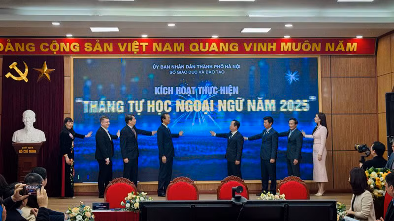 Đại diện Bộ Giáo dục và Đào tạo, Sở Giáo dục và Đào tạo Hà Nội cùng các đơn vị, nhà trường kích hoạt Tháng tự học ngoại ngữ năm 2025.