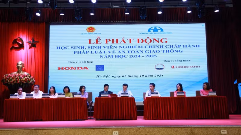 Đại diện các Sở Giáo dục và Đào tạo cùng trường đại học trên địa bàn TP Hà Nội và các tỉnh miền bắc ký cam kết trong việc tăng cường triển khai thực hiện công tác giáo dục an toàn giao thông năm học 2024-2025. Đại diện các Sở Giáo dục và Đào tạo cùng trường đại học trên địa bàn TP Hà Nội và các tỉnh miền bắc ký cam kết trong việc tăng cường triển khai thực hiện công tác giáo dục an toàn giao thông năm học 2024-2025.