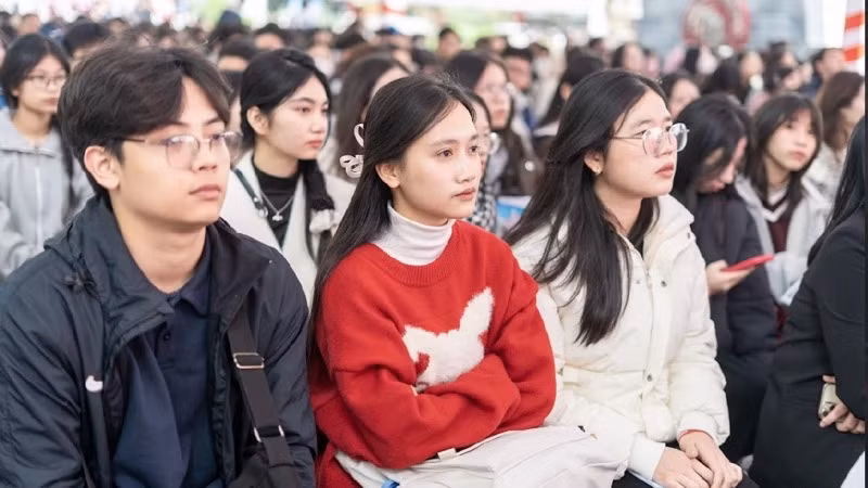 Học sinh đến tìm hiểu về các chương trình đào tạo, môi trường học tập tại nhà trường. Học sinh đến tìm hiểu về các chương trình đào tạo, môi trường học tập tại nhà trường.