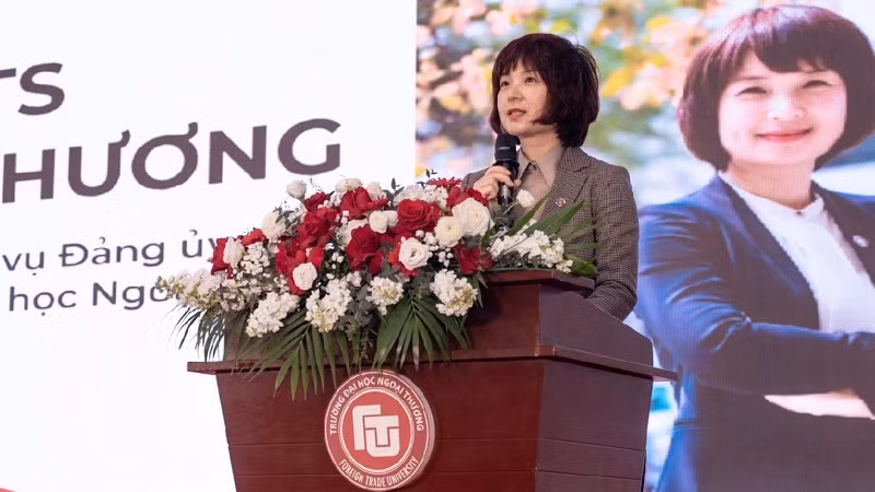 Phó Giáo sư, Tiến sĩ Phạm Thu Hương, Phó Hiệu trưởng Trường đại học Ngoại Thương phát biểu tại chương trình. Phó Giáo sư, Tiến sĩ Phạm Thu Hương, Phó Hiệu trưởng Trường đại học Ngoại Thương phát biểu tại chương trình.
