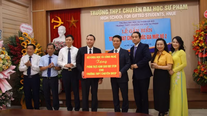 Bộ Khoa học và Công nghệ tặng phòng giáo dục STEM cho Trường trung học phổ thông chuyên đại học Sư phạm Hà Nội. Bộ Khoa học và Công nghệ tặng phòng giáo dục STEM cho Trường trung học phổ thông chuyên đại học Sư phạm Hà Nội.