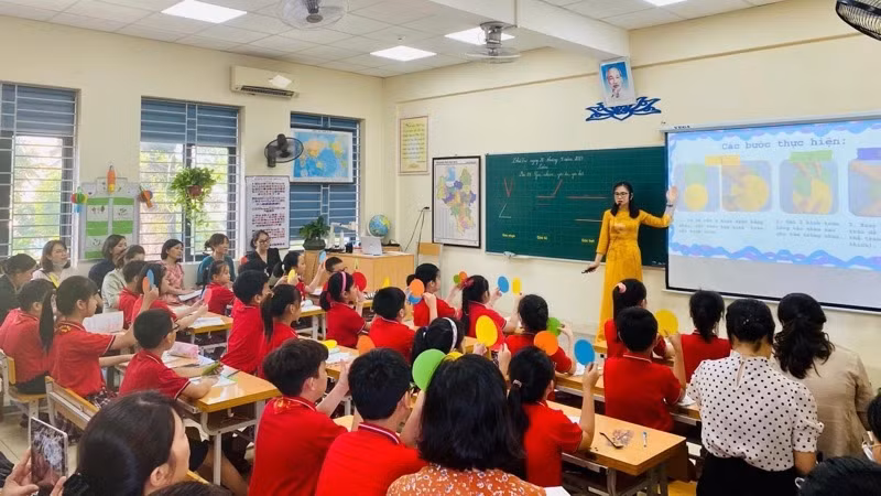 Việc thiết kế phần mềm phục vụ bài dạy của cô giáo Vũ Thị Hương Giang, giáo viên Trường tiểu học Kim Đồng giúp tiết học trở nên sôi nổi, hào hứng. 