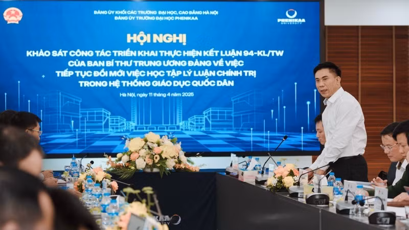 Đồng chí Đoàn Văn Báu, Vụ trưởng Vụ Lý luận chính trị, Ban Tuyên giáo và Dân vận Trung ương phát biểu tại buổi làm việc.