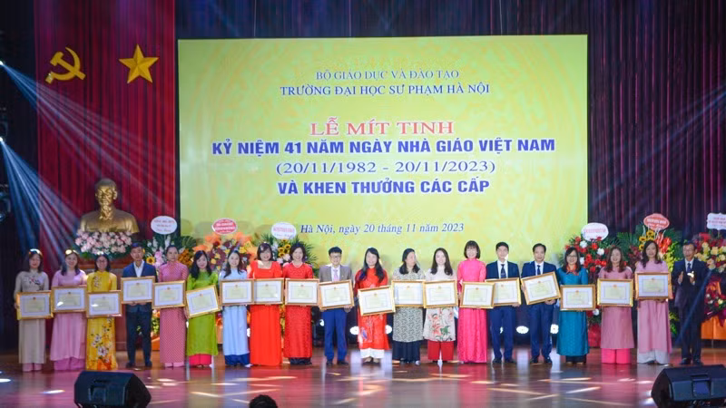 Giáo sư, Tiến sĩ Nguyễn Văn Minh trao tặng Bằng khen của Bộ trưởng Giáo dục và Đào tạo cho các giảng viên tiêu biểu. 