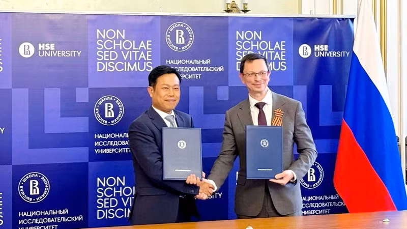 Giám đốc Đại học Quốc gia Hà Nội Lê Quân và Hiệu trưởng Đại học nghiên cứu quốc gia (Trường kinh tế cao cấp) Nikita Yuryevich Anisimov trao thỏa thuận hợp tác. (Ảnh: VNU) Giám đốc Đại học Quốc gia Hà Nội Lê Quân và Hiệu trưởng Đại học nghiên cứu quốc gia (Trường kinh tế cao cấp) Nikita Yuryevich Anisimov trao thỏa thuận hợp tác. (Ảnh: VNU)