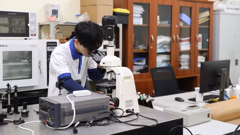 Sinh viên tại phòng thí nghiệm Trường đại học Công nghệ (Đại học Quốc gia Hà Nội). 