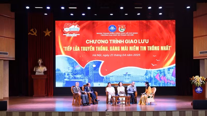 Các thầy giáo, cô giáo là cựu cán bộ, sinh viên trực tiếp tham gia kháng chiến chống Mỹ cứu nước chia sẻ tại chương trình. (Ảnh: THANH TÙNG)