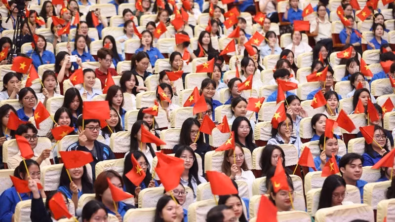 Chương trình là dịp để đoàn viên thanh niên Trường đại học Sư phạm Hà Nội ôn lại truyền thống lịch sử hào hùng của dân tộc. (Ảnh: THANH TÙNG)