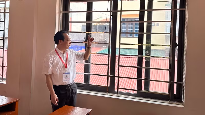 Thứ trưởng Giáo dục và Đào tạo Hoàng Minh Sơn lưu ý những vị trí cửa sổ phòng thi sát khu vực nhà dân. Thứ trưởng Giáo dục và Đào tạo Hoàng Minh Sơn lưu ý những vị trí cửa sổ phòng thi sát khu vực nhà dân.