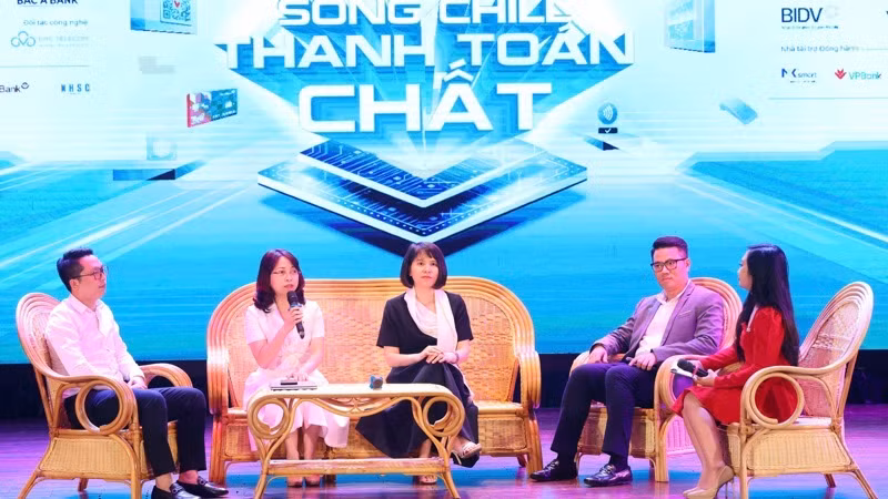 Sinh viên được nghe các chuyên gia giải đáp về những băn khoăn liên quan ngành học, cơ hội việc làm.