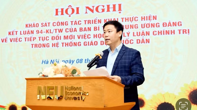 Phó Giáo sư, Tiến sĩ Bùi Đức Thọ, Chủ tịch Hội đồng Đại học Kinh tế quốc dân báo cáo tại hội nghị.