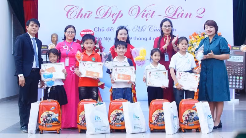 Ban tổ chức trao thưởng cho 5 học sinh đoạt giải Nhất. (Ảnh: DUY PHẠM)