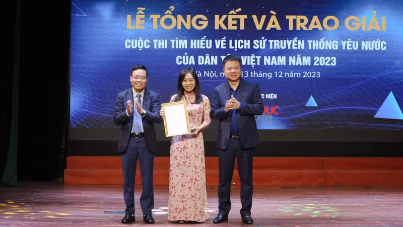 Trao giải Nhất cho tác giả Nguyễn Thị Thiên Sinh, giáo viên Trường Phổ thông dân tộc nội trú tỉnh Bắc Kạn. 