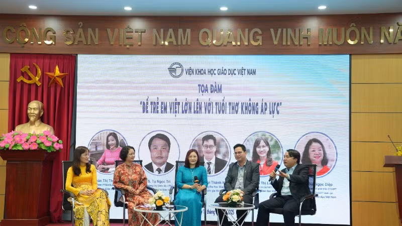 Các diễn giả trao đổi tại tọa đàm. 