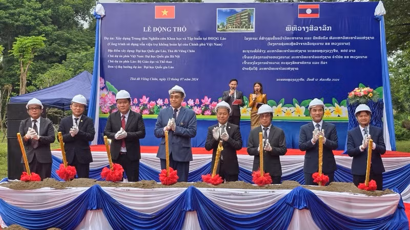 Lãnh đạo Đại học Quốc Gia Hà Nội và Đại học Quốc Gia Lào động thổ xây dựng Trung tâm Nghiên cứu Khoa học và Tập huấn tại Đại học Quốc gia Lào.