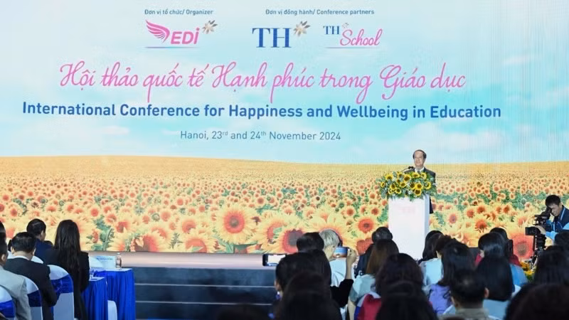 Bộ trưởng Giáo dục và Đào tạo Nguyễn Kim Sơn phát biểu tại hội thảo. 