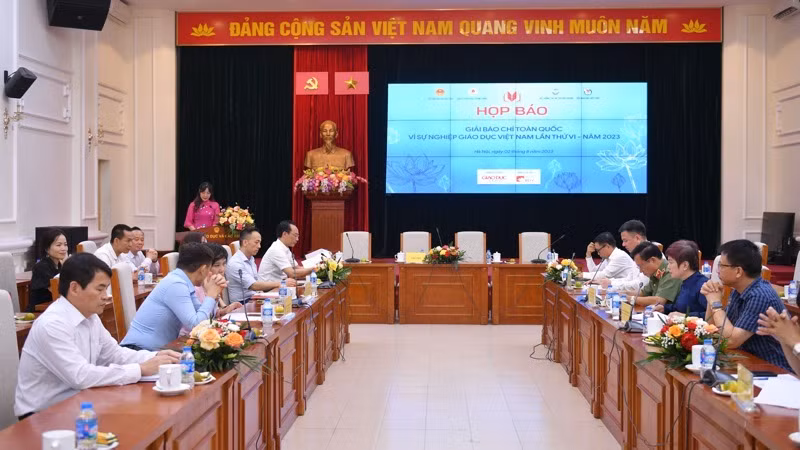 Các đại biểu tham dự buổi họp báo.