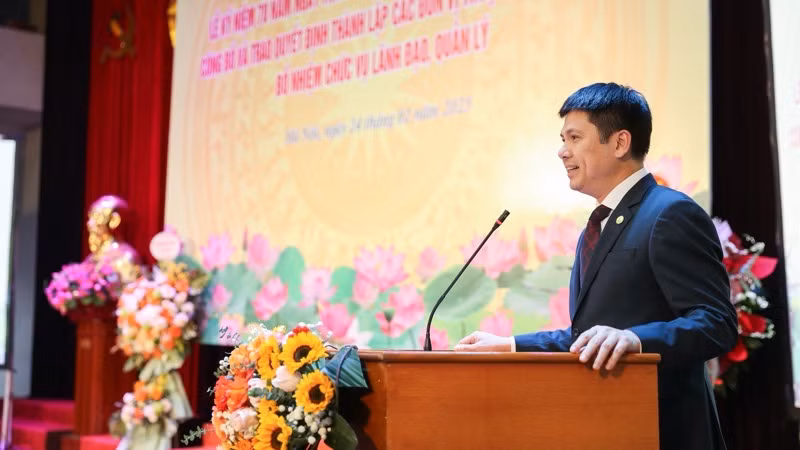 Phó Giám đốc thường trực Đại học Quốc gia Hà Nội Nguyễn Hiệu phát biểu tại buổi lễ. Phó Giám đốc thường trực Đại học Quốc gia Hà Nội Nguyễn Hiệu phát biểu tại buổi lễ.