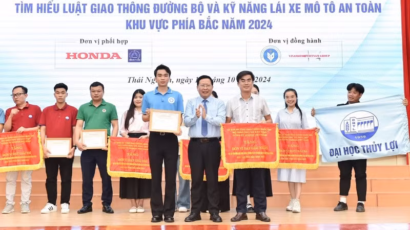 Trường Đại học Sư phạm (Đại học Thái Nguyên) đoạt giải Nhất hội thi. Trường Đại học Sư phạm (Đại học Thái Nguyên) đoạt giải Nhất hội thi.
