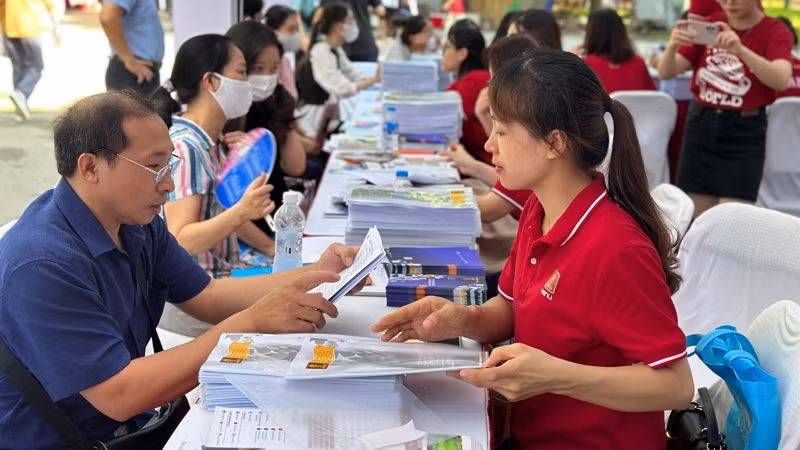 Phụ huynh tìm hiểu thông tin tại gian tư vấn Trường đại học Hà Nội