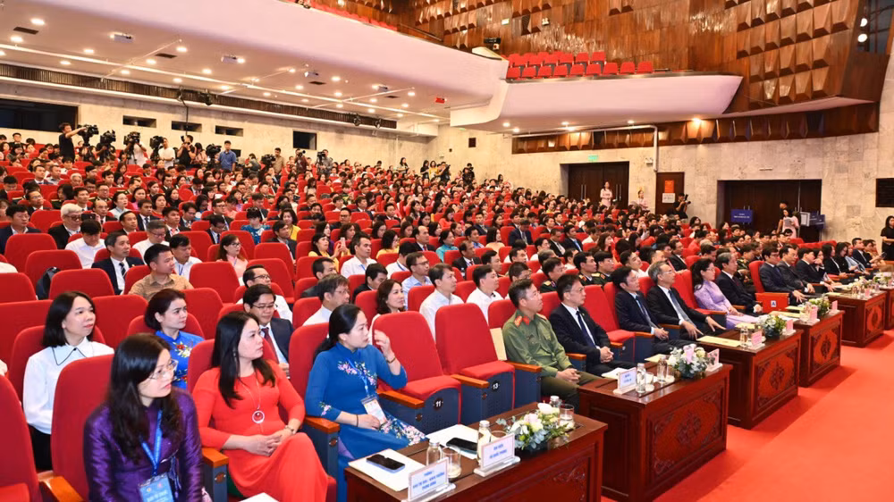 Buổi lễ có sự tham gia của 337 Nhà giáo nhân dân, Nhà giáo ưu tú, Nhà giáo tiêu biểu năm 2024.