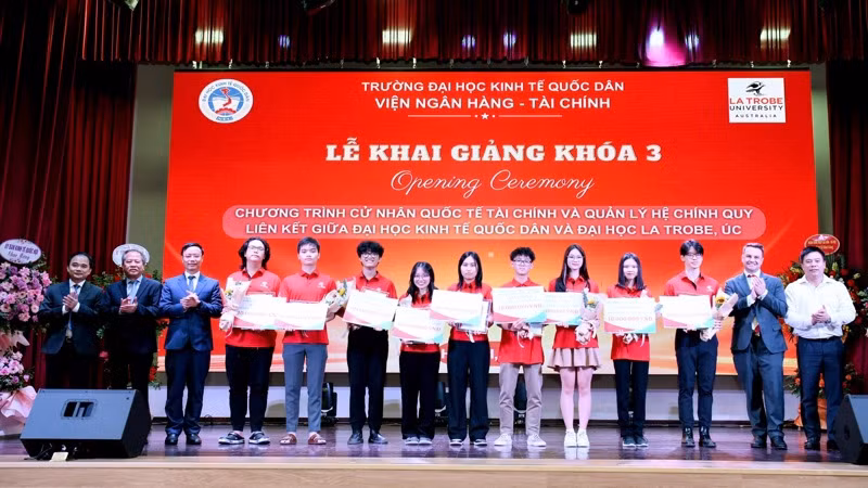 Các tân sinh viên xuất sắc được nhận học bổng của chương trình.