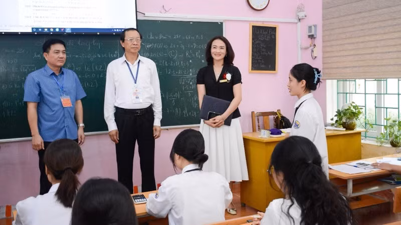 Thứ trưởng Giáo dục và Đào tạo Phạm Ngọc Thưởng động viên các em học sinh lớp 12 Trường trung học phổ thông Vĩnh Yên. 