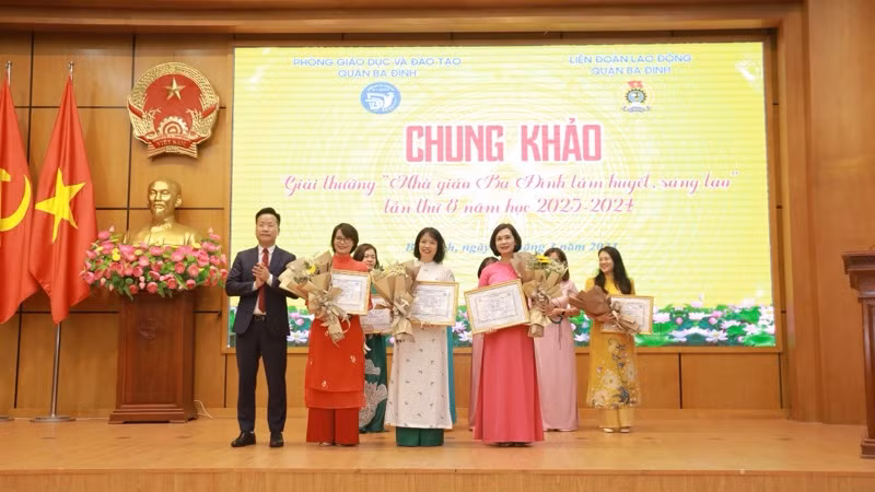 Trưởng phòng Giáo dục và Đào tạo quận Ba Đình Lê Đức Thuận trao giải Nhất cho các nhà giáo. Trưởng phòng Giáo dục và Đào tạo quận Ba Đình Lê Đức Thuận trao giải Nhất cho các nhà giáo.