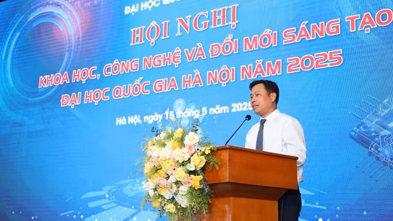 Giám đốc Đại học Quốc gia Hà Nội Lê Quân phát biểu tại hội nghị. 