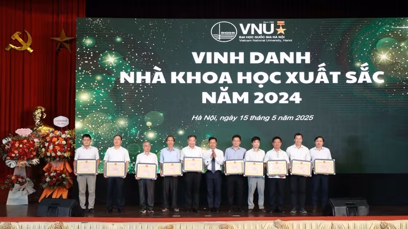 Các nhà khoa học xuất sắc trong nghiên cứu khoa học năm 2024 nhận Bằng khen của Giám đốc Đại học Quốc gia Hà Nội.