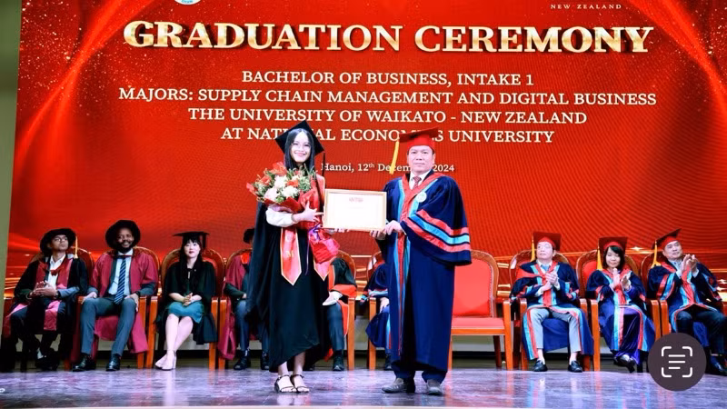 Lãnh đạo nhà trường trao bằng tốt nghiệp cho tân cử nhân. 