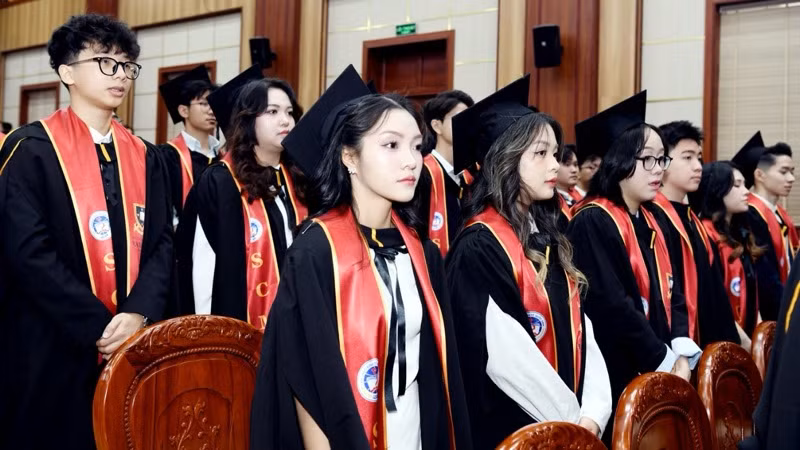 Các tân cử nhân trong lễ trao bằng. Các tân cử nhân trong lễ trao bằng.