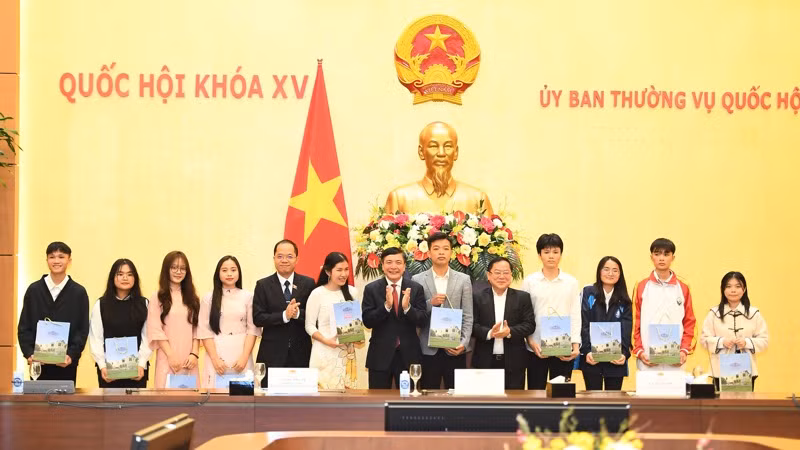 Ủy viên Trung ương Đảng, Tổng Thư ký Quốc hội, Chủ nhiệm Văn phòng Quốc hội Bùi Văn Cường trao quà lưu niệm của Chủ tịch Quốc hội Vương Đình Huệ cho đại diện các em sinh viên. 